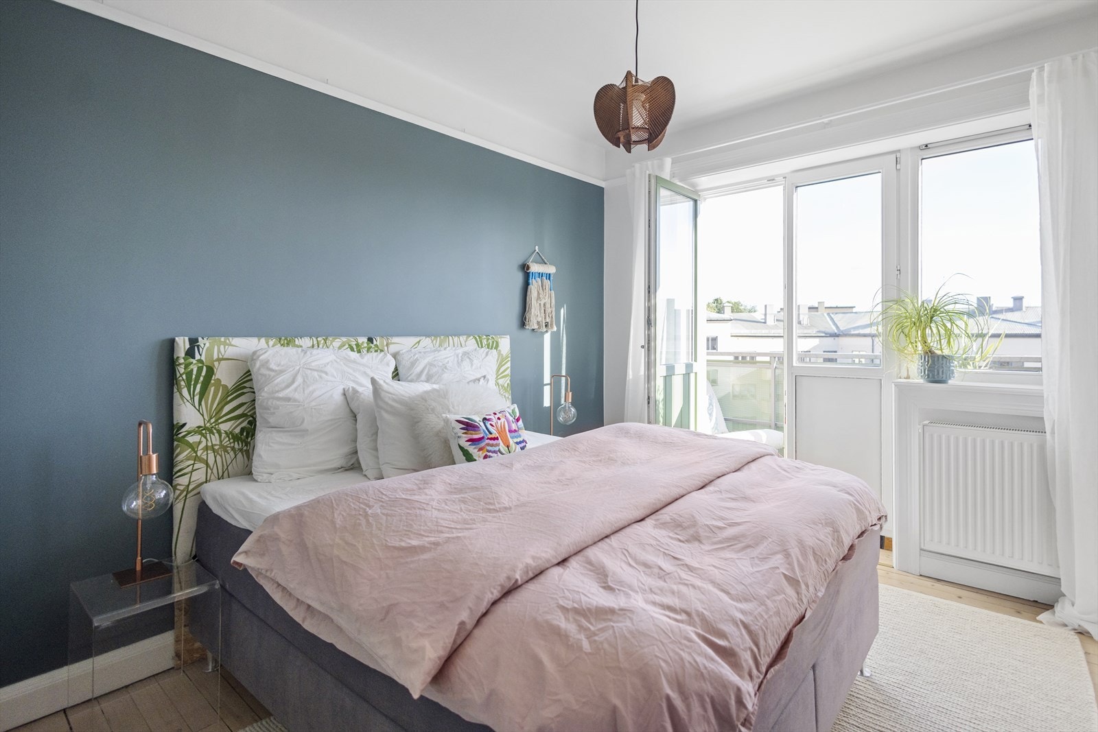 Boligen har et romslig og godt hovedsoverom med utgang til leilighetens herlige balkong. Galleribilde