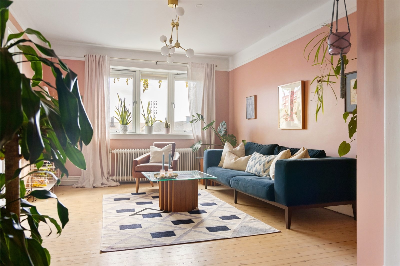 Leiligheten har en romslig og herlig stue med god plass til sofagruppe med tilhørende møblement. Galleribilde