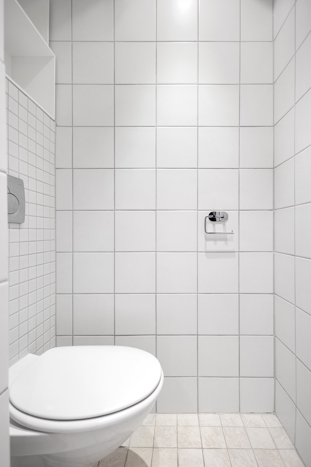 Vegghengt wc. Baderommet har god belysning med downlights i himling samt over speilskap. Galleribilde