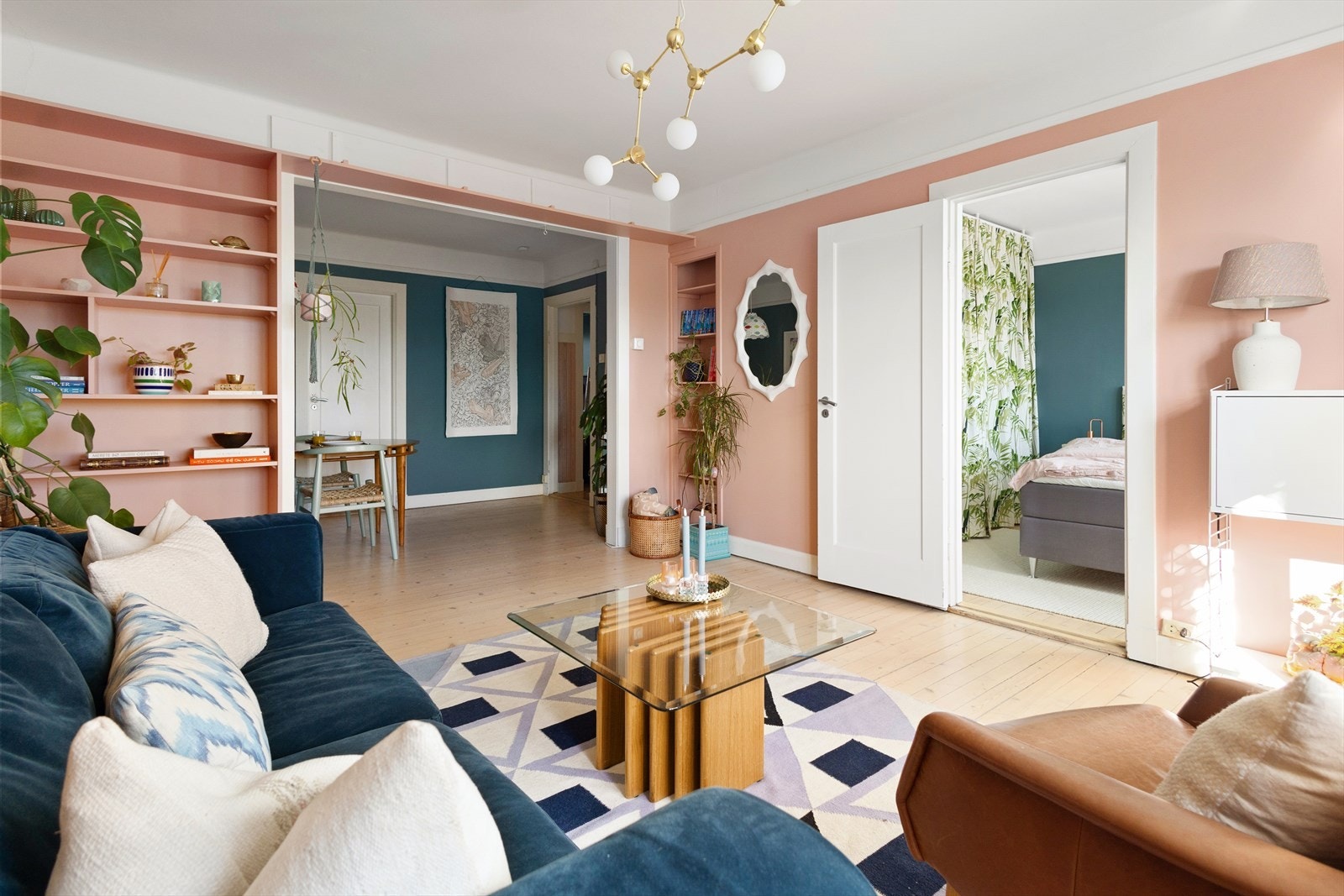 Leiligheten er gjennomgående, har store fine vindusflater og en fin romfordeling med store gode rom Galleribilde