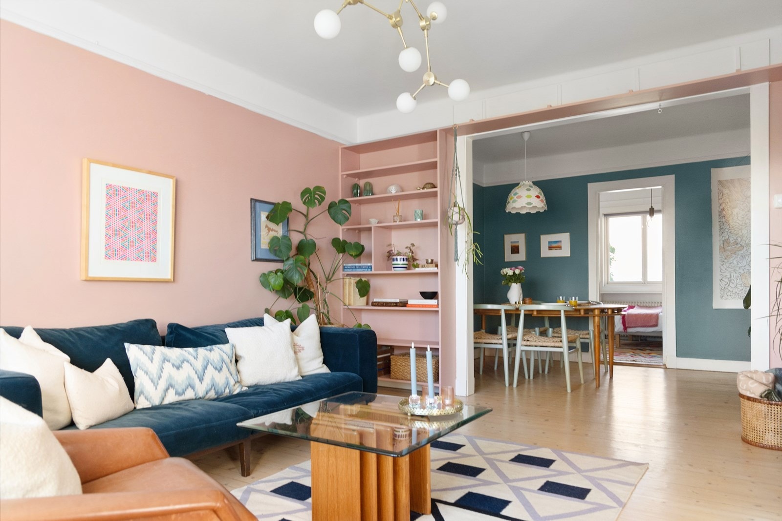 Leiligheten har en fin planløsning og har en egen sone for spisestue. Galleribilde