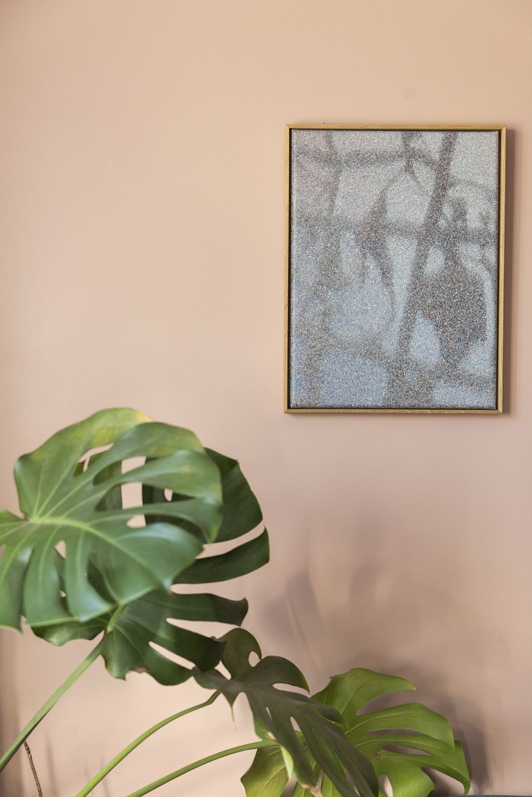 Veggflater i stue, spisestue og hovedsoverom er malt i 2020 moderne fargepalett Galleribilde