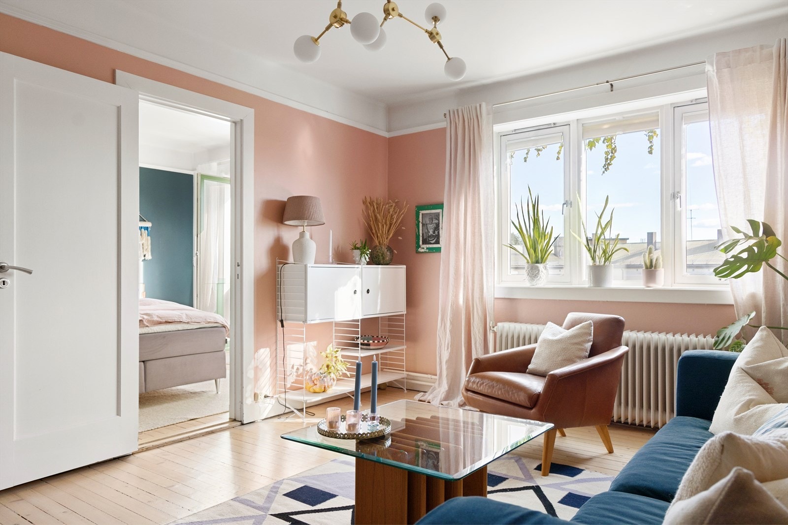 Store vindusflater kombinert med generøs takhøyde på hele 2,56 meter i stuen gir denne boligen en luftig og fin romfølelse Galleribilde