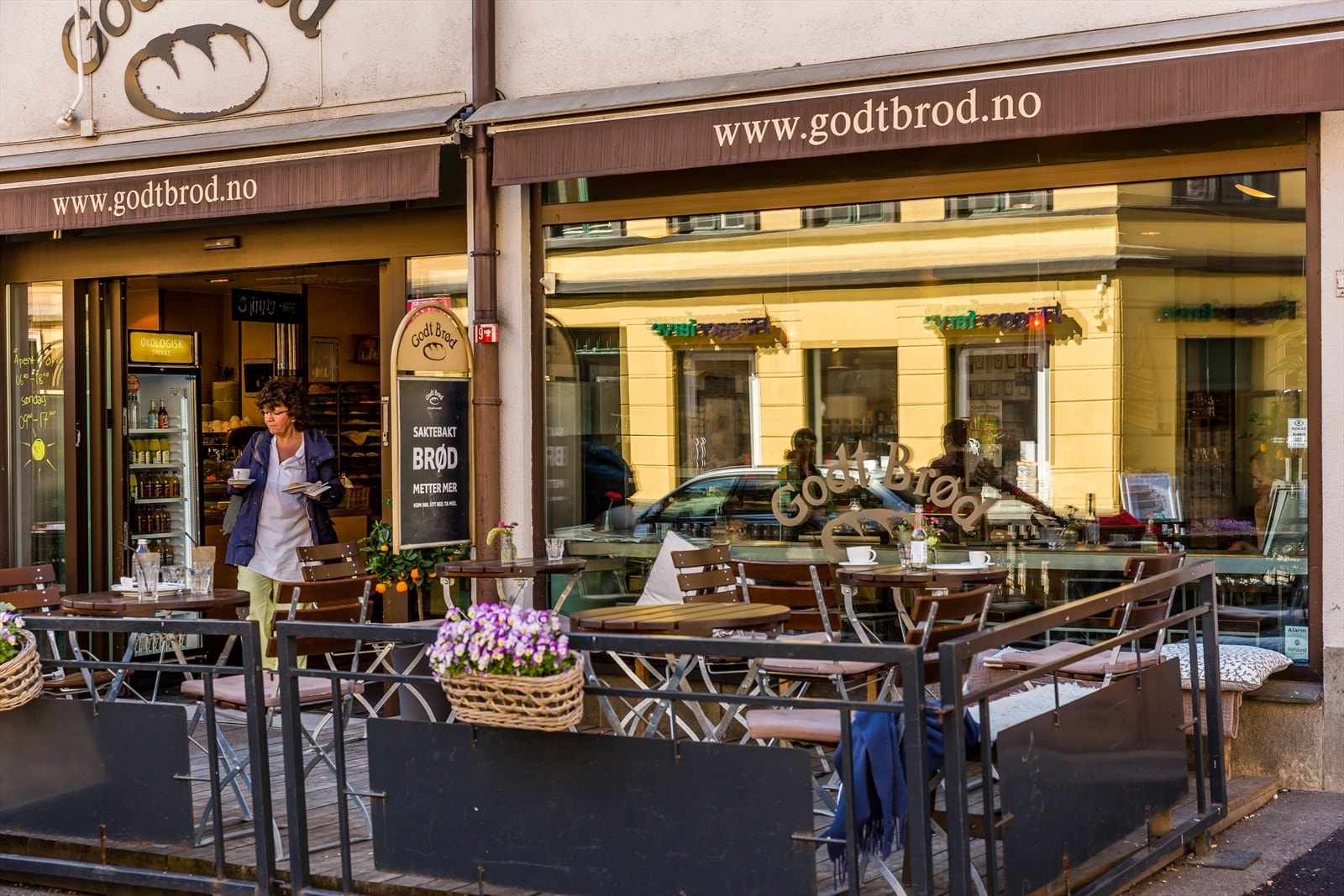 Godt Brød serverer rykende ferske bakverk og har stort utvalg av økologiske boller, brød, sandwicher og mye mer Galleribilde