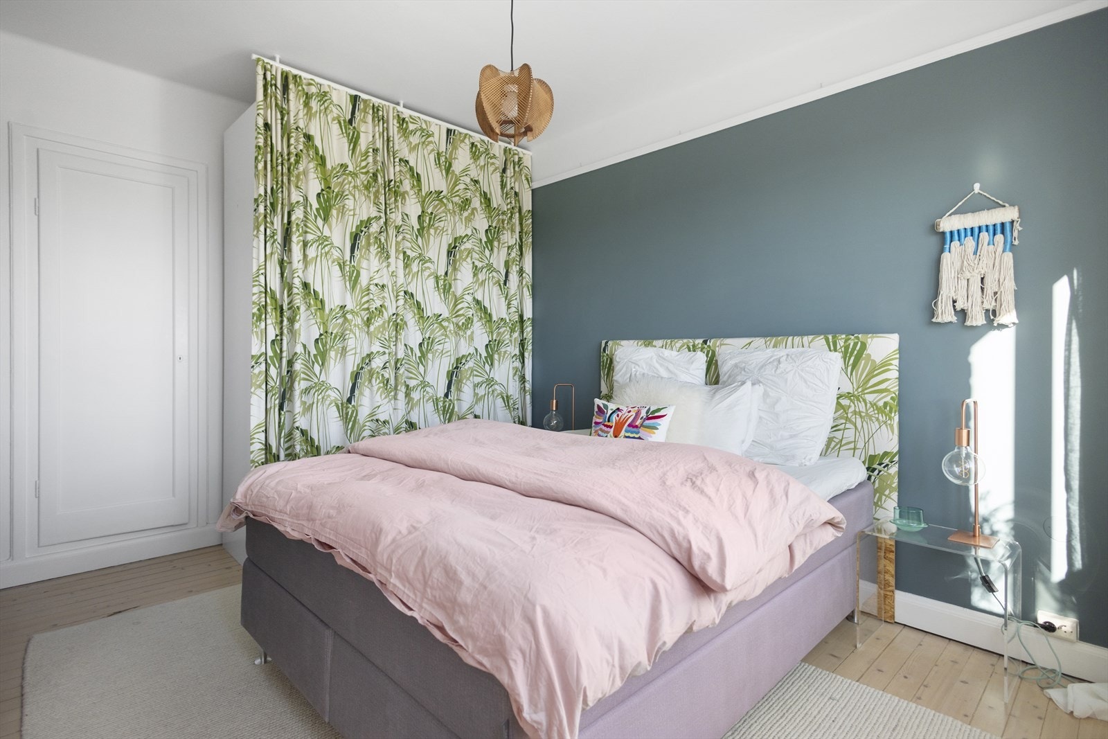 Rommet har god plass til dobbeltseng med nattbord på hver side. Her er det god oppbevaringsplass i medfølgende garderobeskap, i praktisk hylleløsning samt i praktisk kott rom rommer mye. Galleribilde