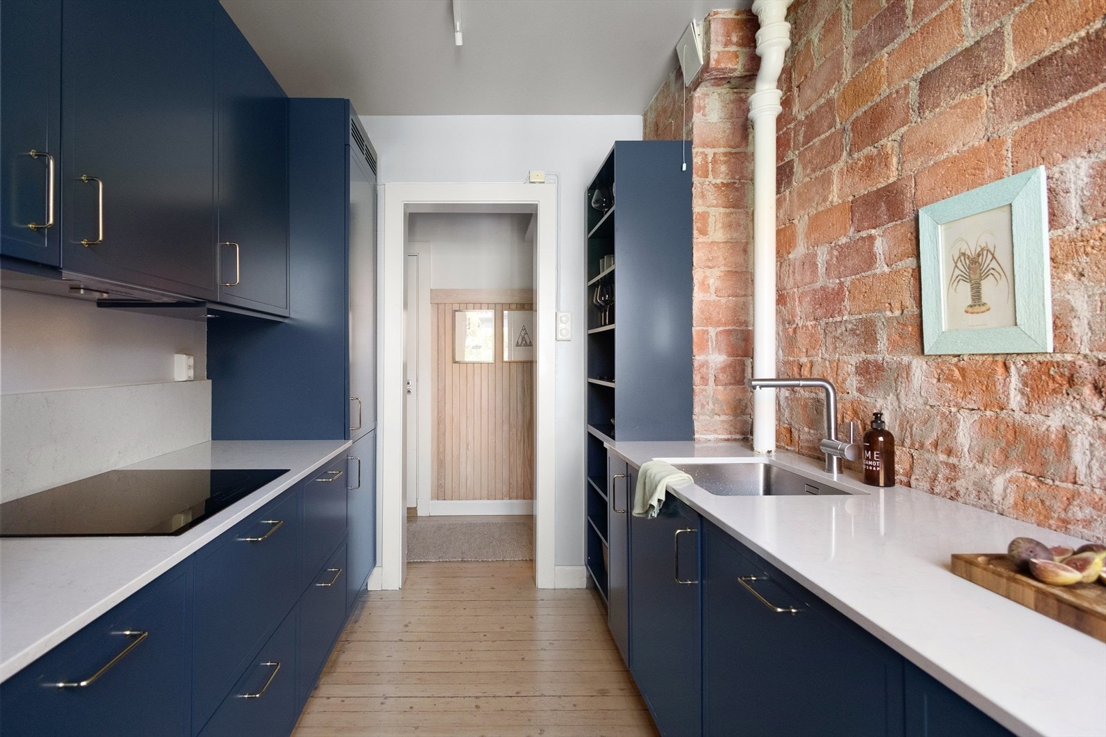 Meget pen benkeplate og backsplash i Silestone. Dette er et kjøkken med god skap- og benkeplass og det er også ytterligere oppbevaring i sokkelskuffer. Galleribilde