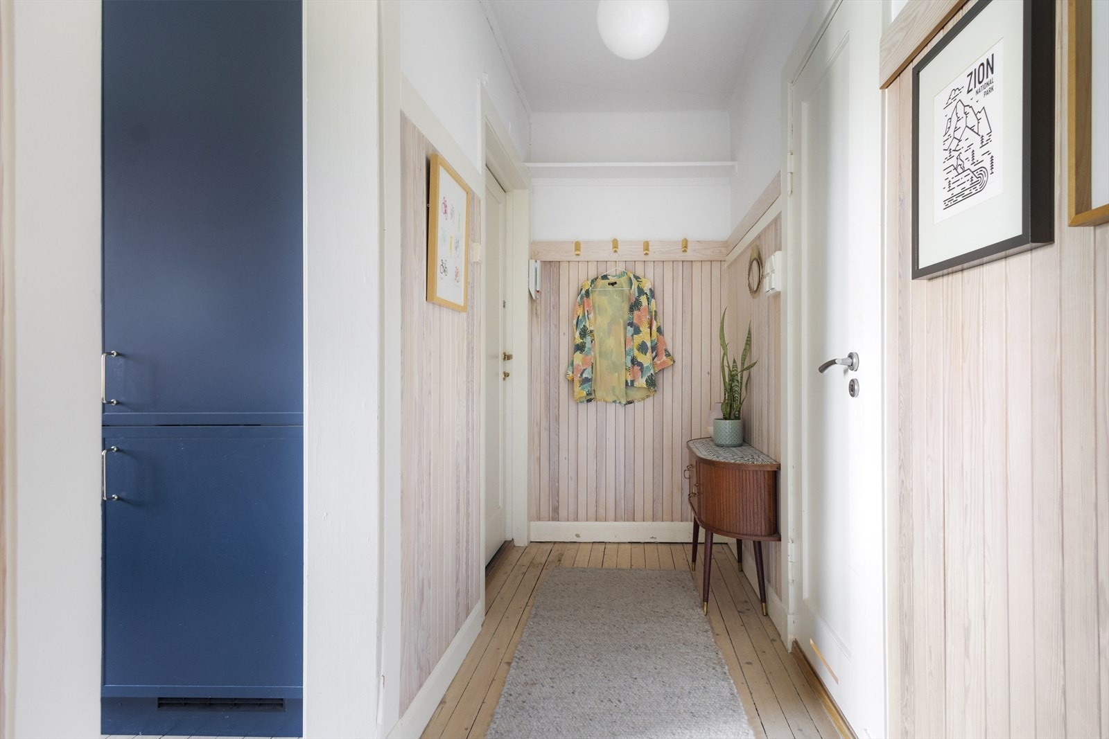 Velkommen inn! Innbydende og flott entré med fine paneler i 3/4 høyde som skaper et hyggelig førsteinntrykk. Galleribilde