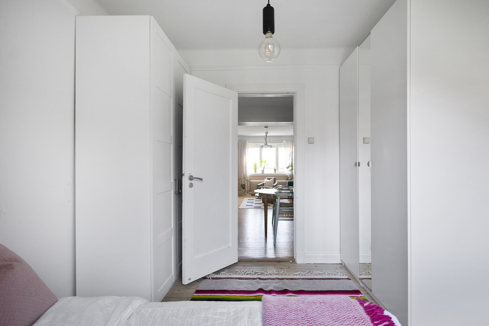 Rommet vender inn mot rolig bakgård og har rikelig med garderobeplass i to medfølgende garderobeskap. Galleribilde