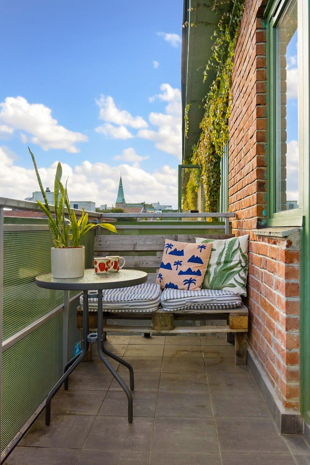 Leilighetens flotte balkong har usjenert beliggenhet og fine solforhold Galleribilde