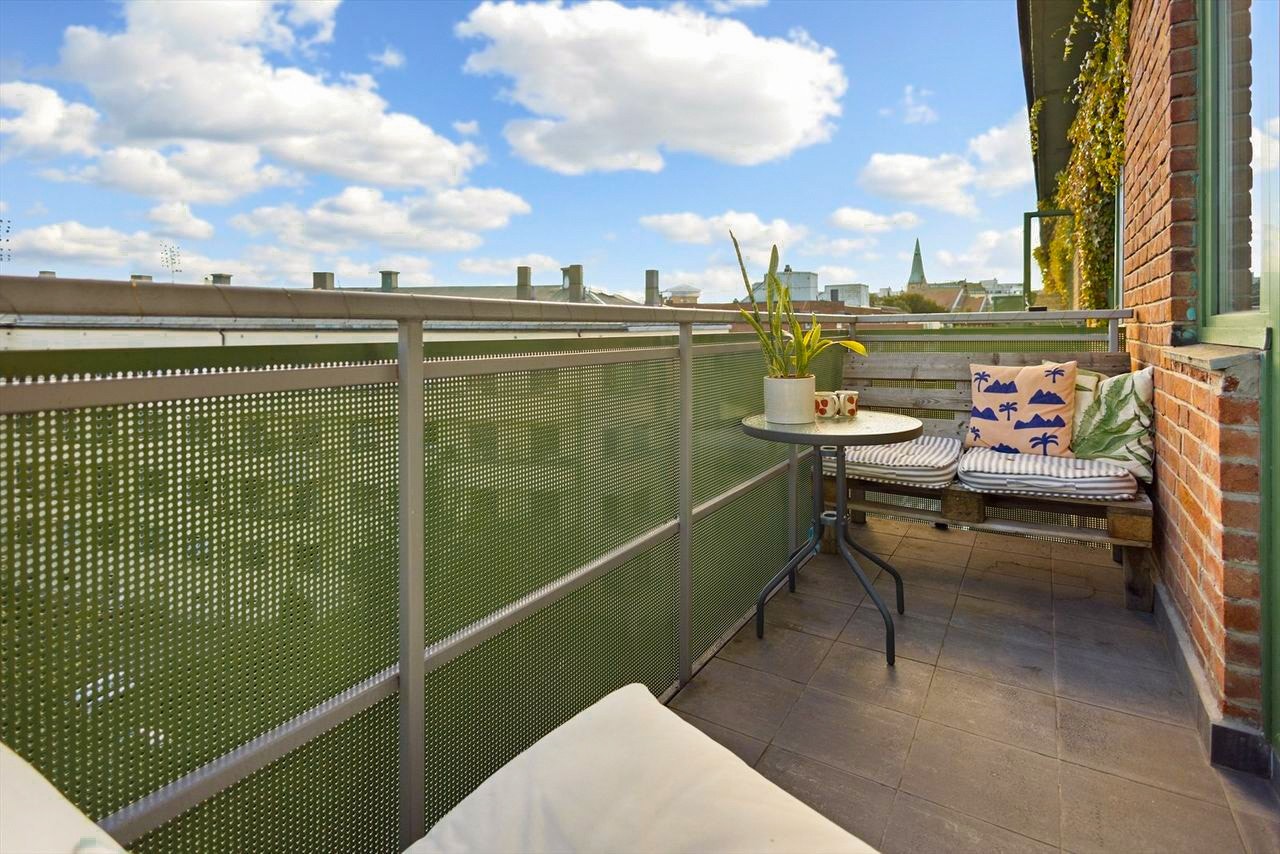 Herlig balkong på på 4 kvm. med utgang fra hovedsoverom. Balkongen ligger høyt og usjenert til med fint utsyn over nabolagets hyggelige omgivelser. Galleribilde