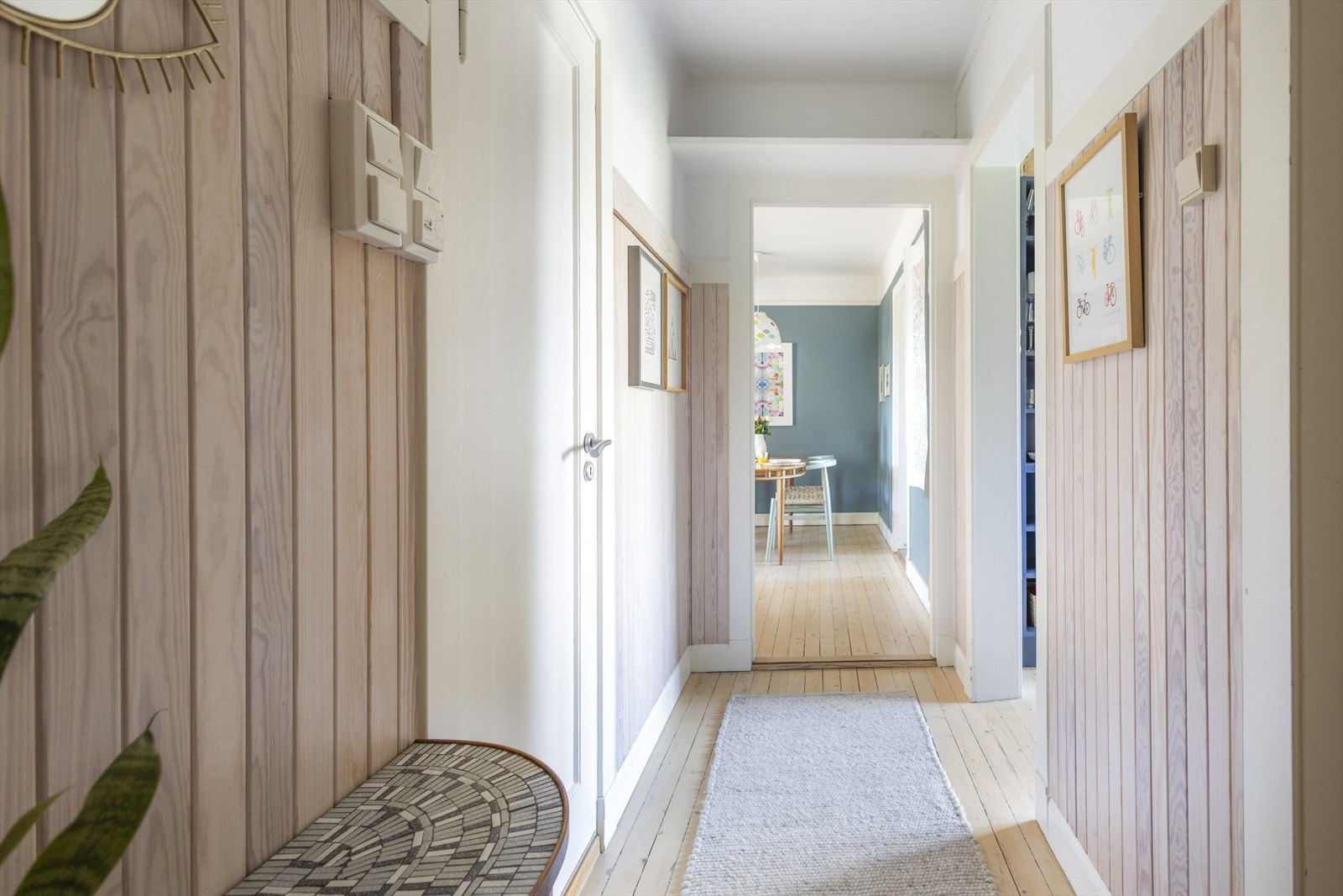 Her er det god plass til klesoppheng og ytterligere oppbevaring i kommoder/skoskap. Galleribilde