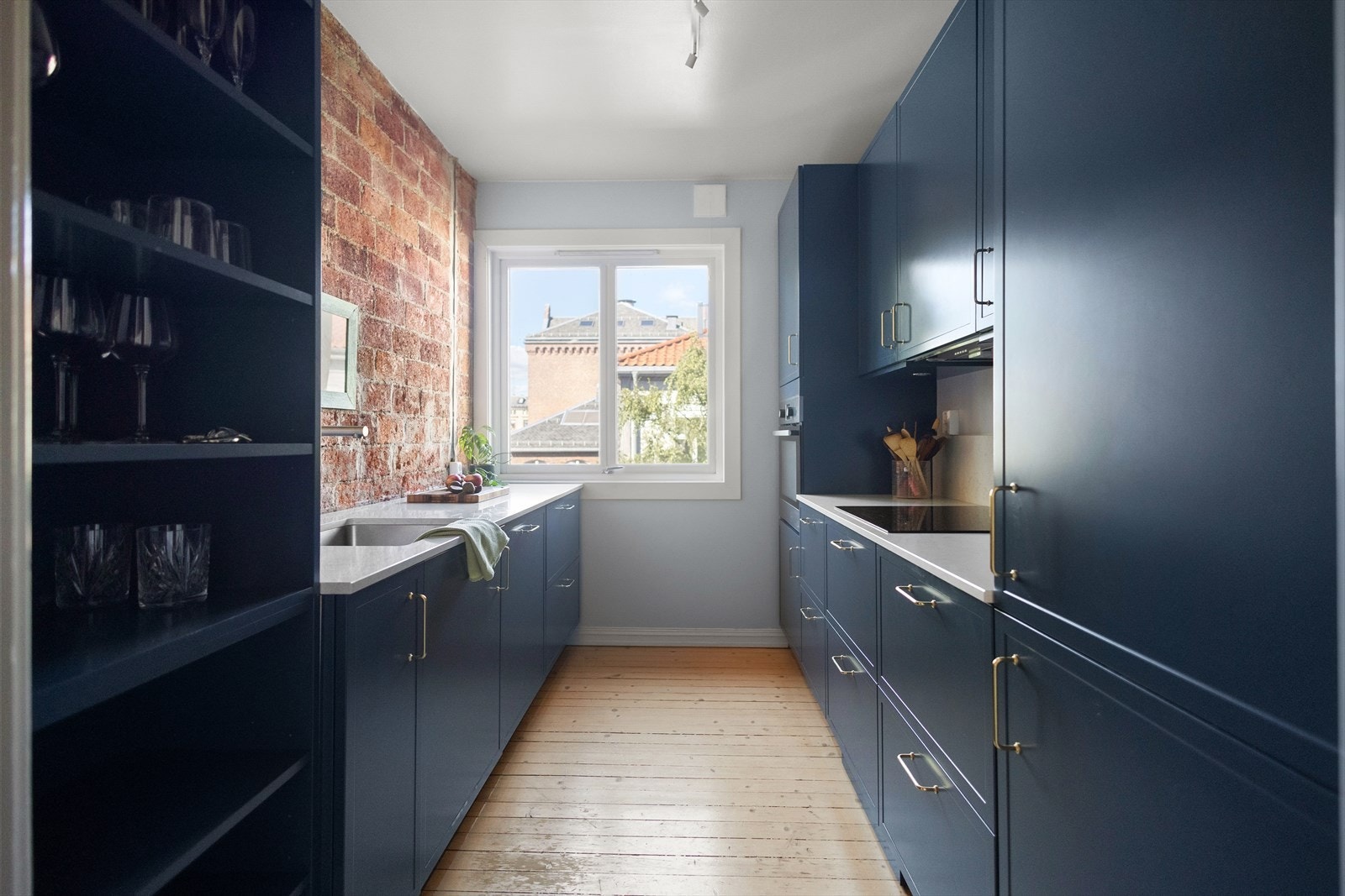 Kjøkkenet er et virkelig godt rom hvor det er satt inne en ny og lekker innredning fra kvalitetsprodusenten Strai i 2020 Galleribilde