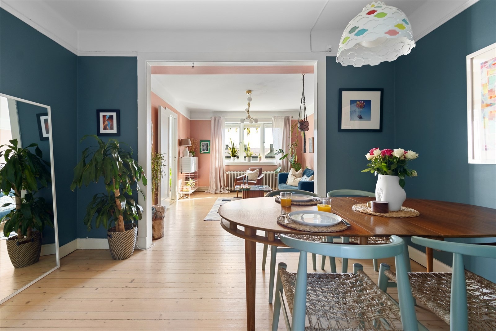 Det er god plass til stort spisebord i spisestuen. Her er det god plass til å samle venner og familie til hyggelige lag! Galleribilde