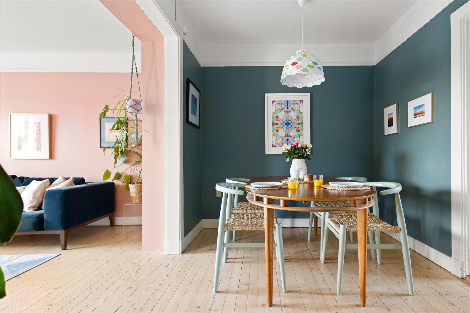 En nydelig petroleumsfarge gir lunhet i rommet og er en lekker kontrast til den lyse fargepaletten i stuen Galleribilde