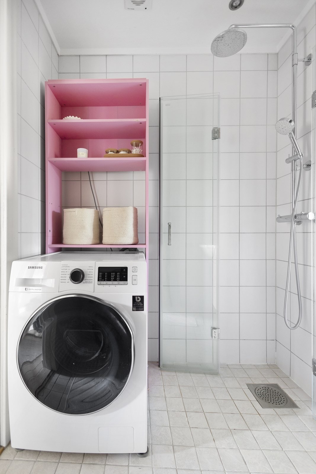 Dusjhjørne med nye innfellbare dusjdører i herdet glass samt nytt armatur med regnfallsdusj, nytt i 2021. Opplegg for vaskemaskin. Galleribilde