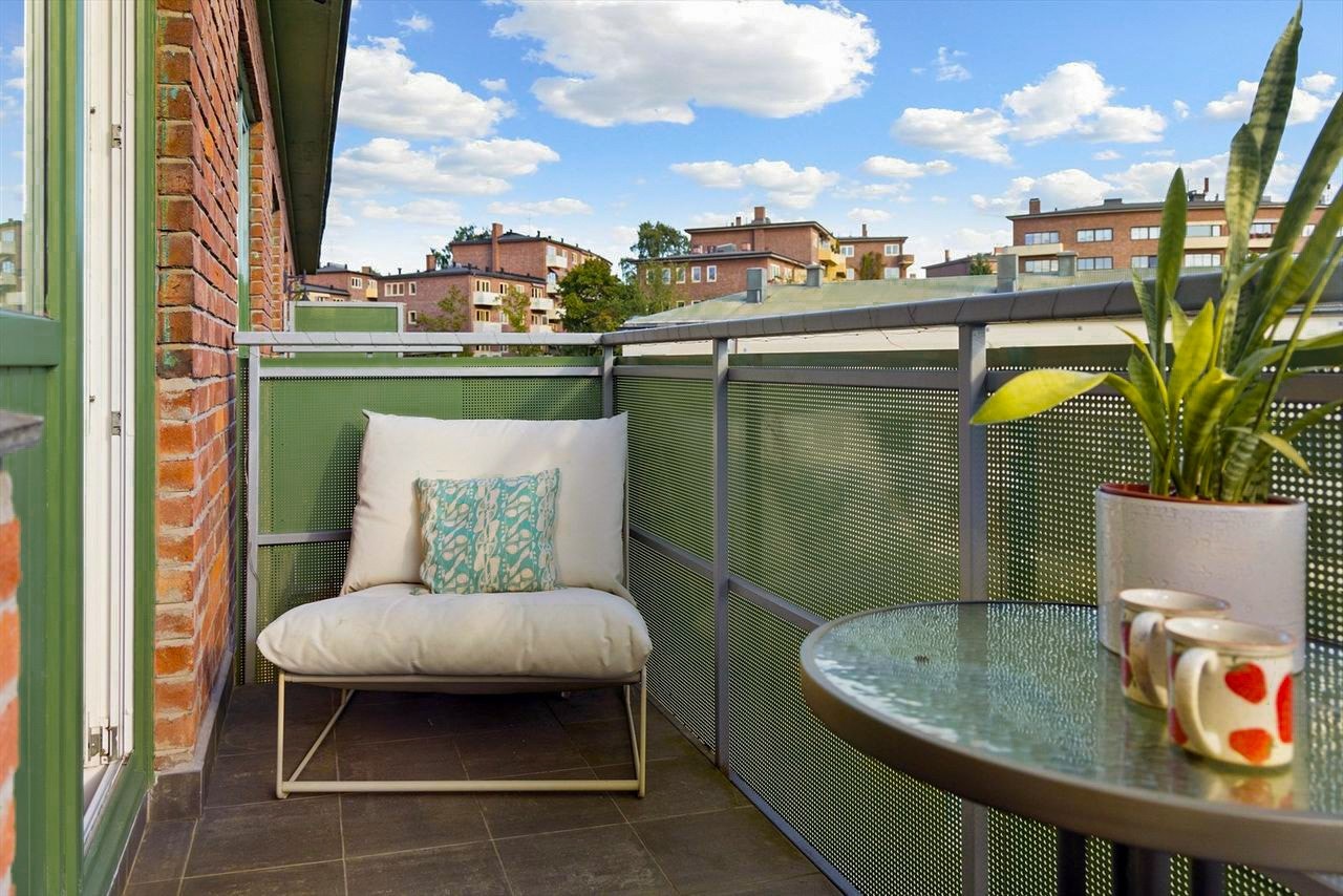 Herlig balkong på 4 kvm. med utgang fra hovedsoverom. Balkongen ligger høyt og usjenert til med fint utsyn over nabolagets hyggelige omgivelser. Galleribilde