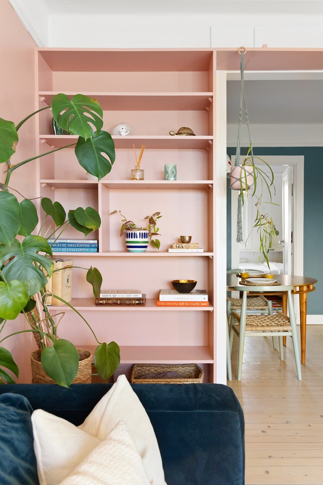 Stue med fine hylleløsninger Galleribilde