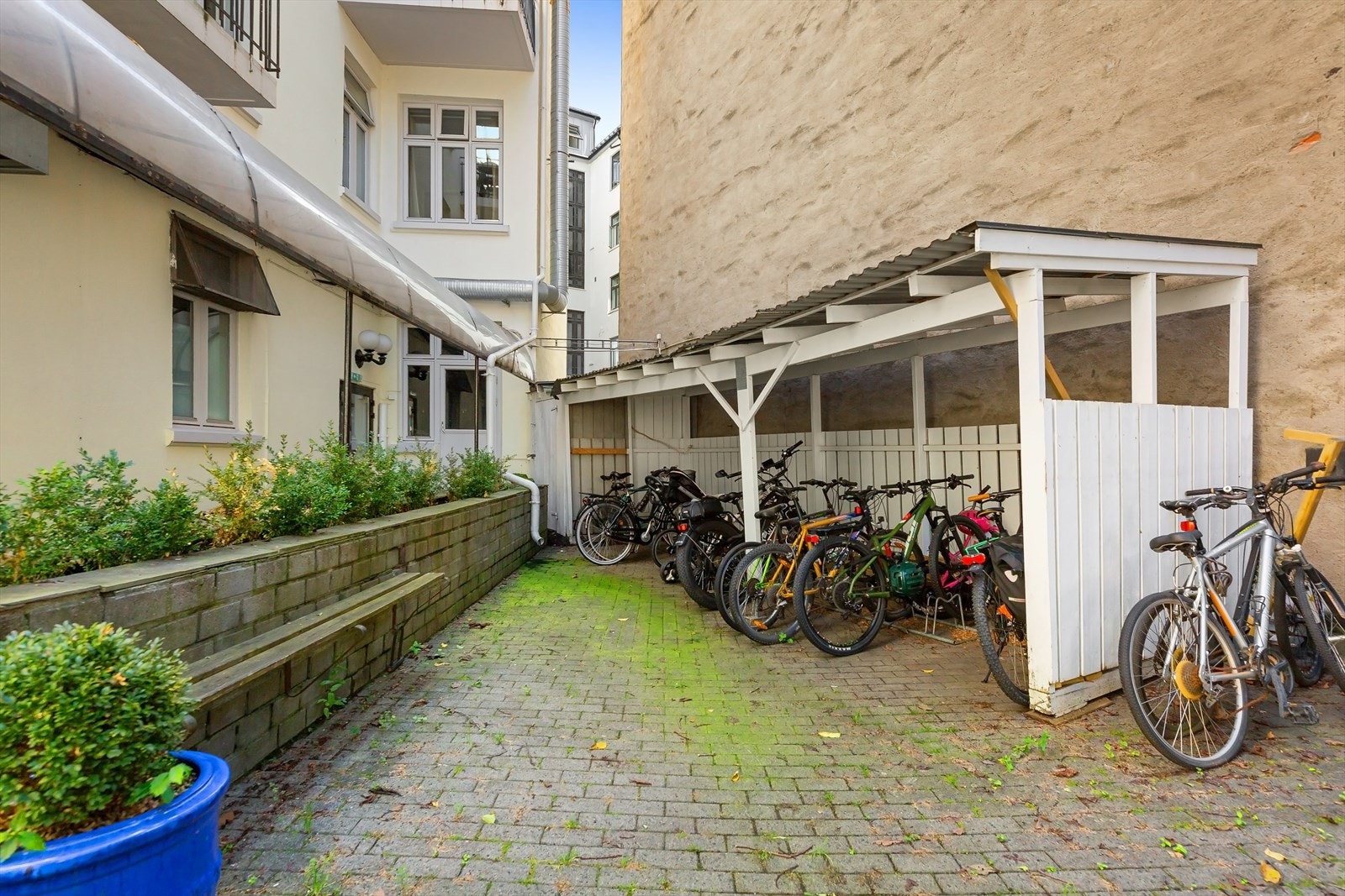Felles sykkelparkering i bakgård Galleribilde