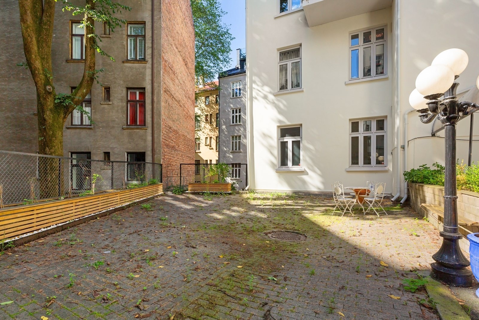 Bakgård Galleribilde