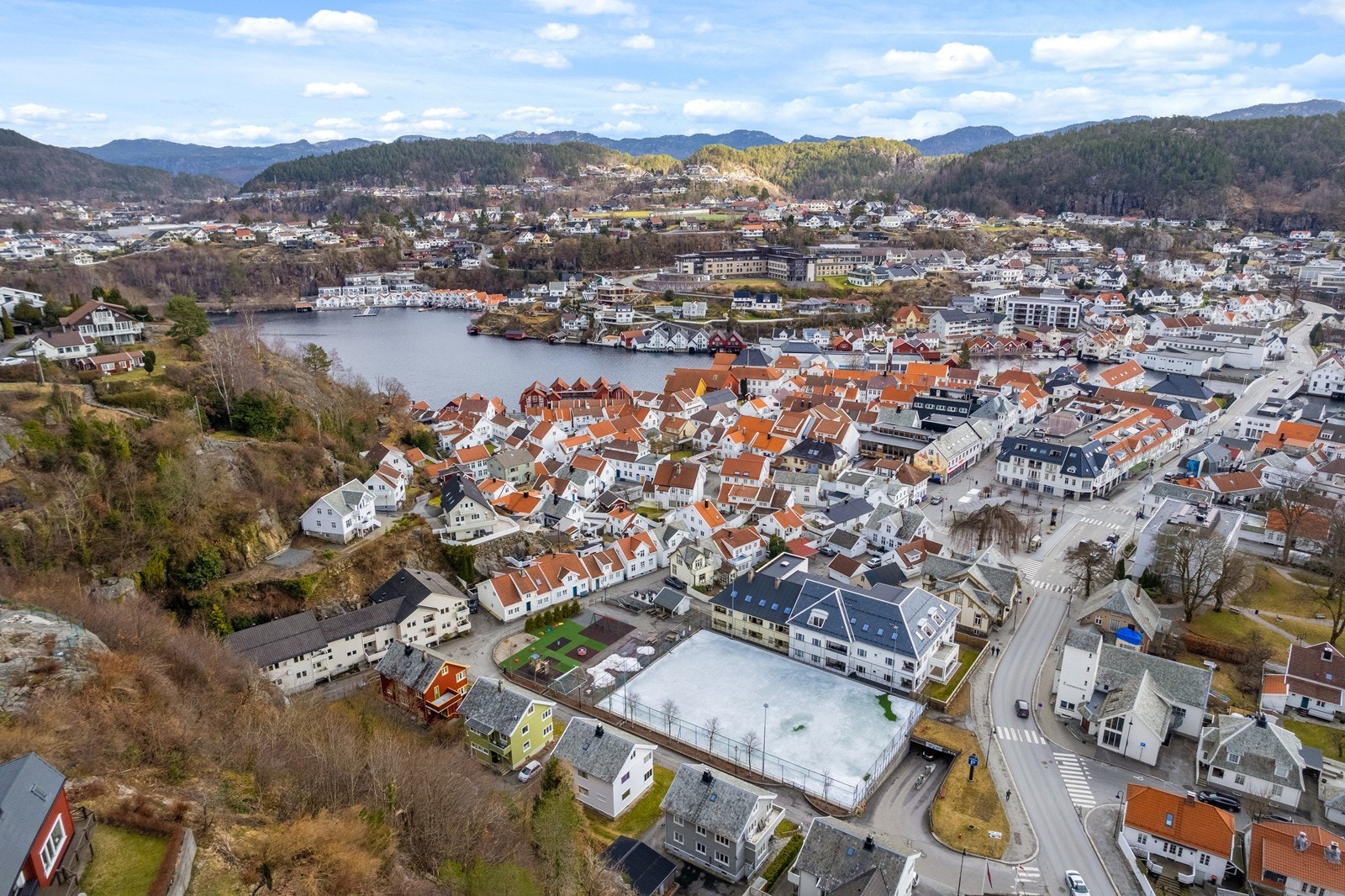 I nabolaget er det lekeplass, isbane på vinteren og parkeringshus like ved. Galleribilde