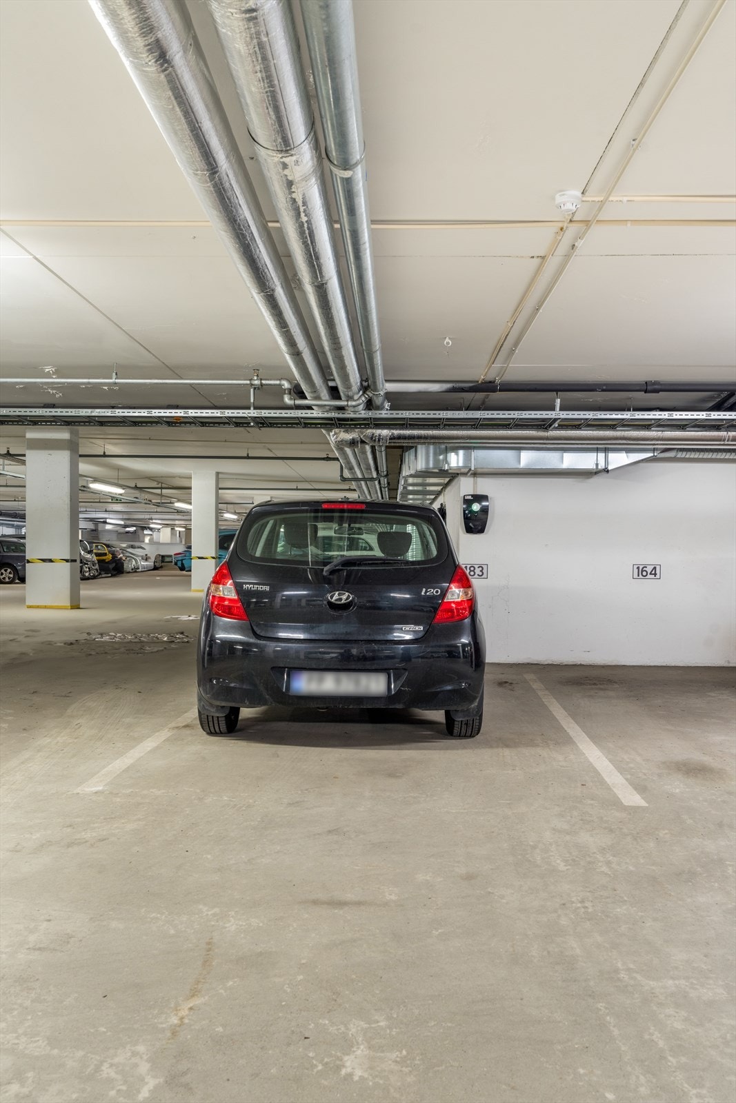 Egen fast biloppstillingsplass med elbil-lader. Det er også flere gjesteparkeringer i lukket garasjeanlegg. Egen bod i samme etasje. Like ved heisen. Galleribilde