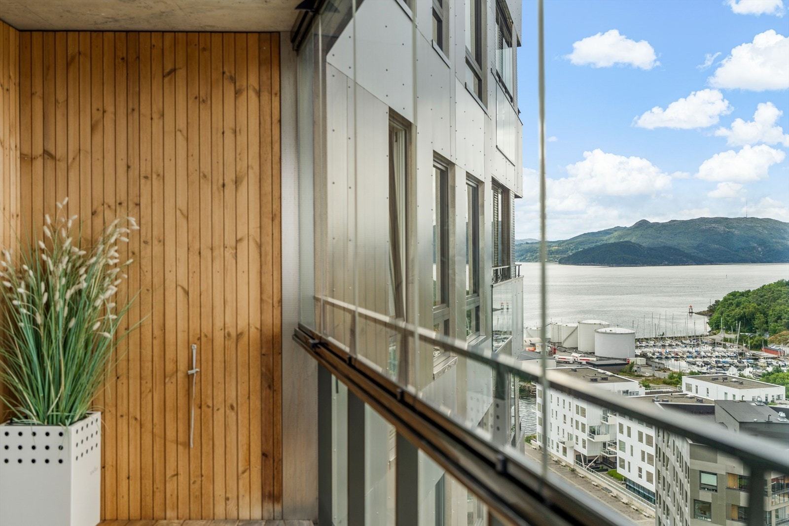 Utsikt mot Li og inn Gansfjorden Galleribilde