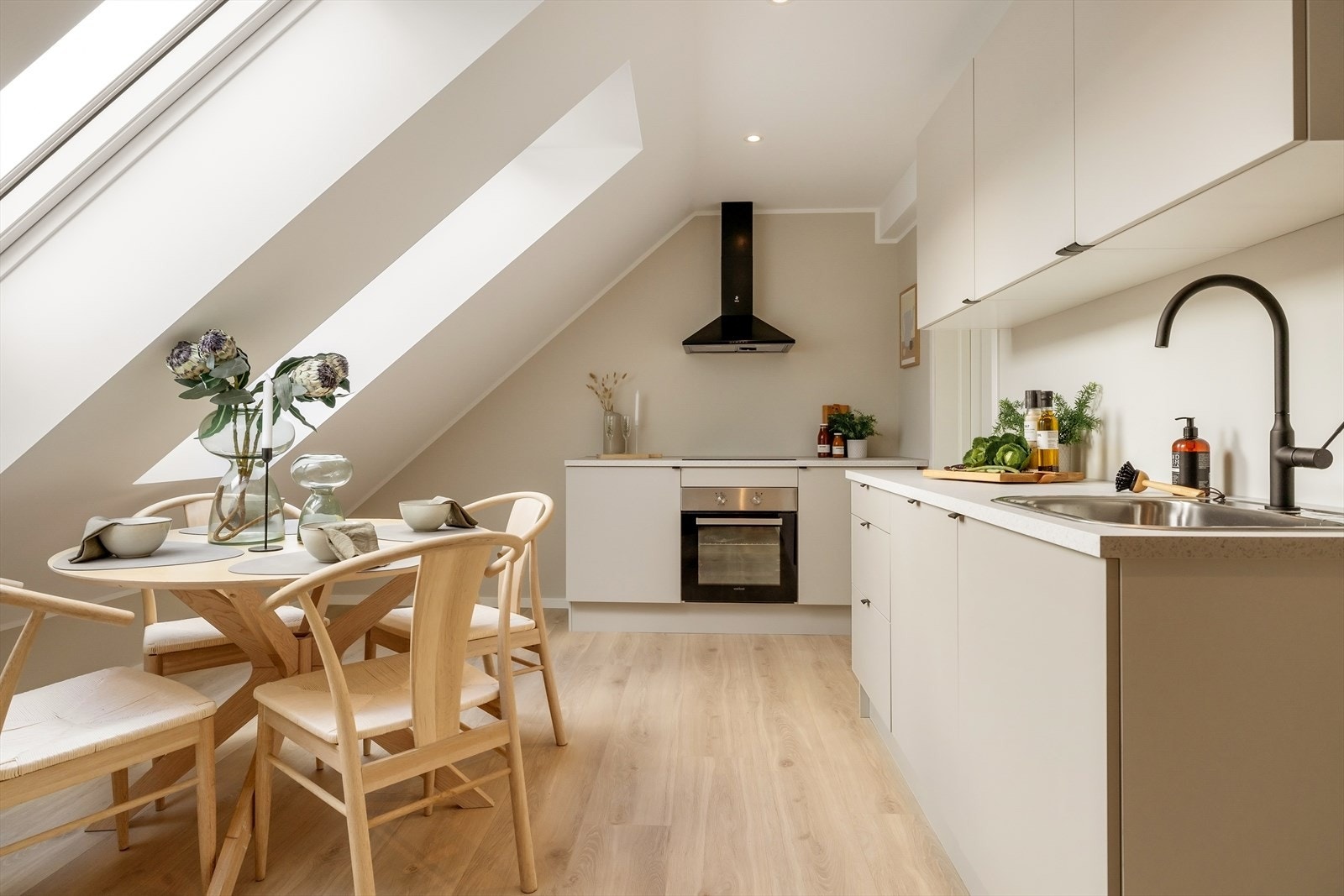 Aktiv Eiendomsmegling v/ Roger Glesnes har gleden av å presentere Fosswinckels gate 29. En nyoppusset og fantastisk 4-roms toppleilighet midt i smørøyet av Bergen sentrum. Galleribilde