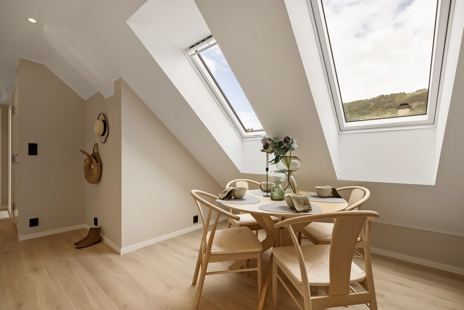 Her kan gjestene nyte en bedre middag med god utsikt, for samtidig å holde samtalen gående med kokken som kokkelerer på kjøkkenet. Galleribilde