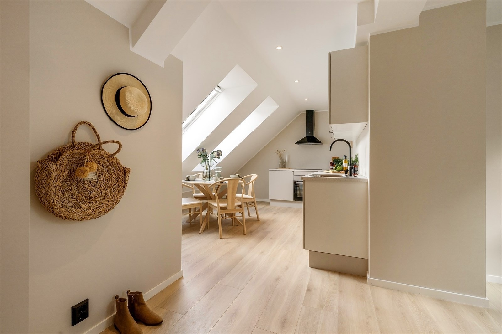 Etter å ha tatt trappen opp til fjerde etasje, er det første som møter deg et koselig inngangsparti med plass til å henge fra seg både jakker og sko. Galleribilde