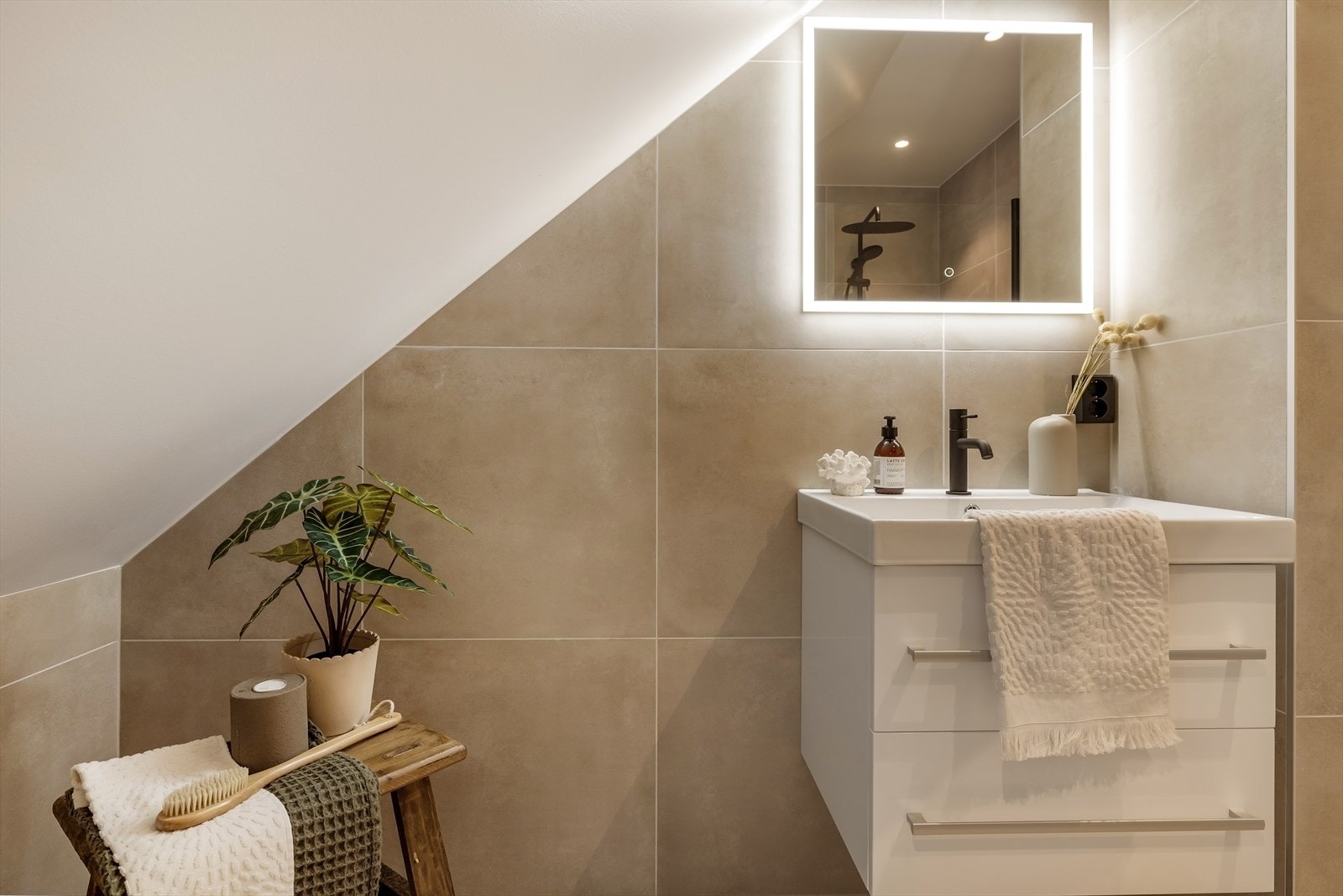 Med smartspeil og romslig dusj, er dette med andre ord et bad man virkelig blir glad i! Galleribilde