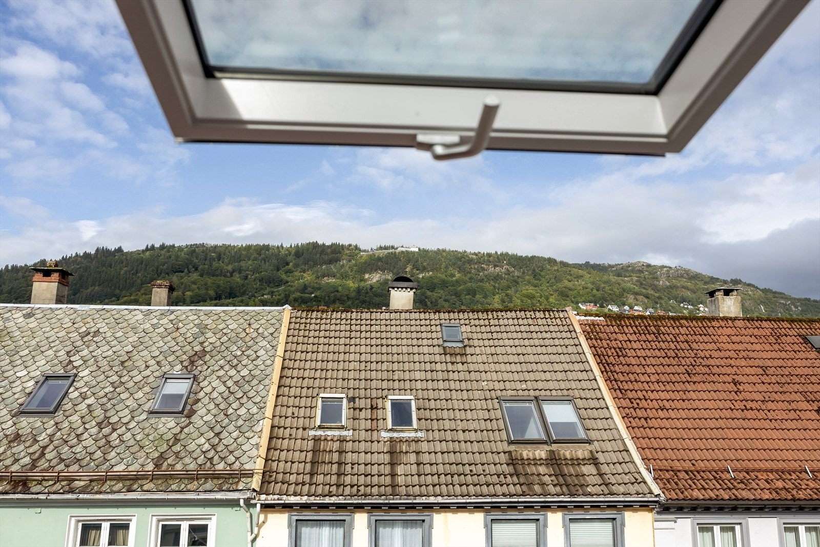 Fra kjøkkenet har man god utsikt mot blandt annet Fløyen og Ulriken. Galleribilde