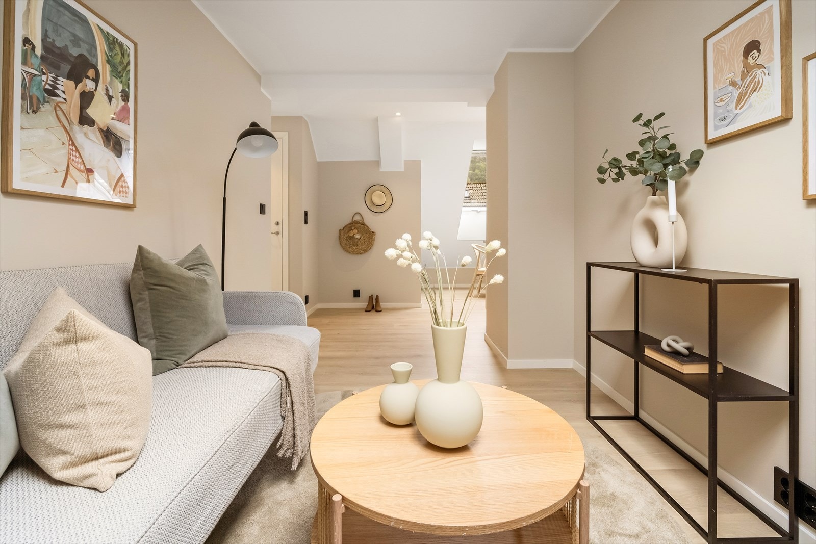 Med sin sentrale plassering, moderne utstråling og arealeffektive planløsning er dette en bolig du absolutt ikke vil gå glipp av! Galleribilde