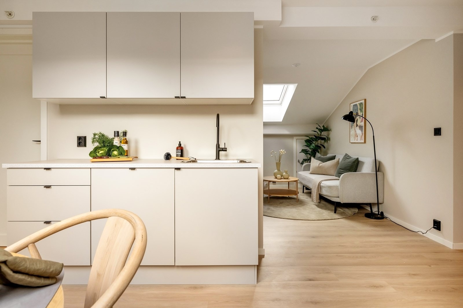 Kjøkkenets store benkeflate med todelt løsning samt også flere skap bidrar til et rent, pent og ikke minst praktisk kjøkken. Galleribilde