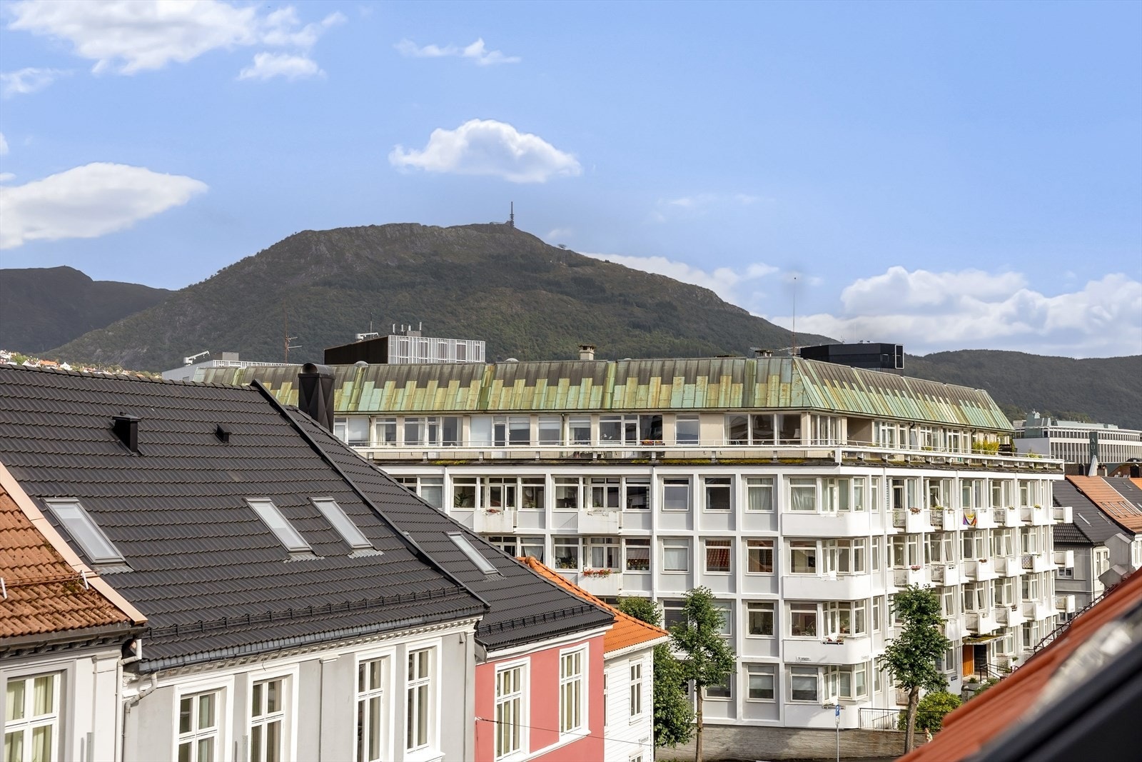 Her kan nevnes integrert sprinkelsystem, stort moderne kjøkken og bad, egen tv-stue, tre romslige soverom og utsikt ut mot byfjellene. Galleribilde