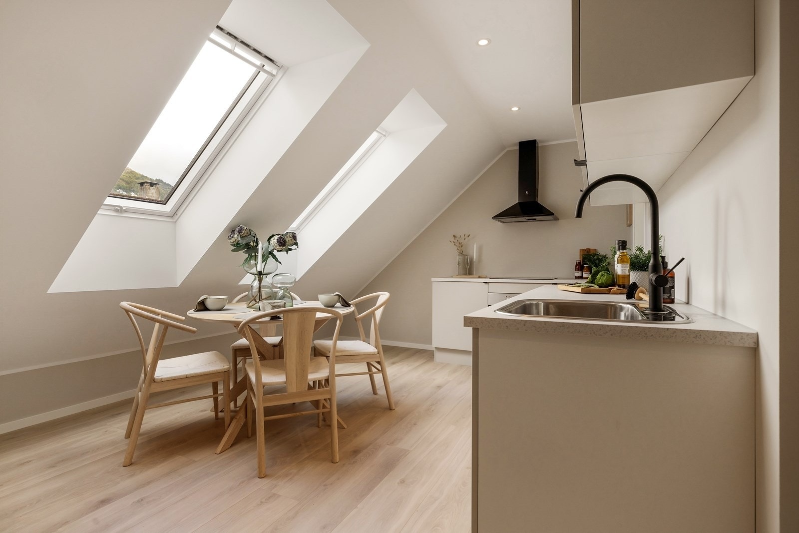 Kjøkkenet er av lyse slette fronter og inneholder laminat benkeplate, stål oppvaskkum og ventilator. Over benkeplaten er det også benyttet malte flater. Galleribilde