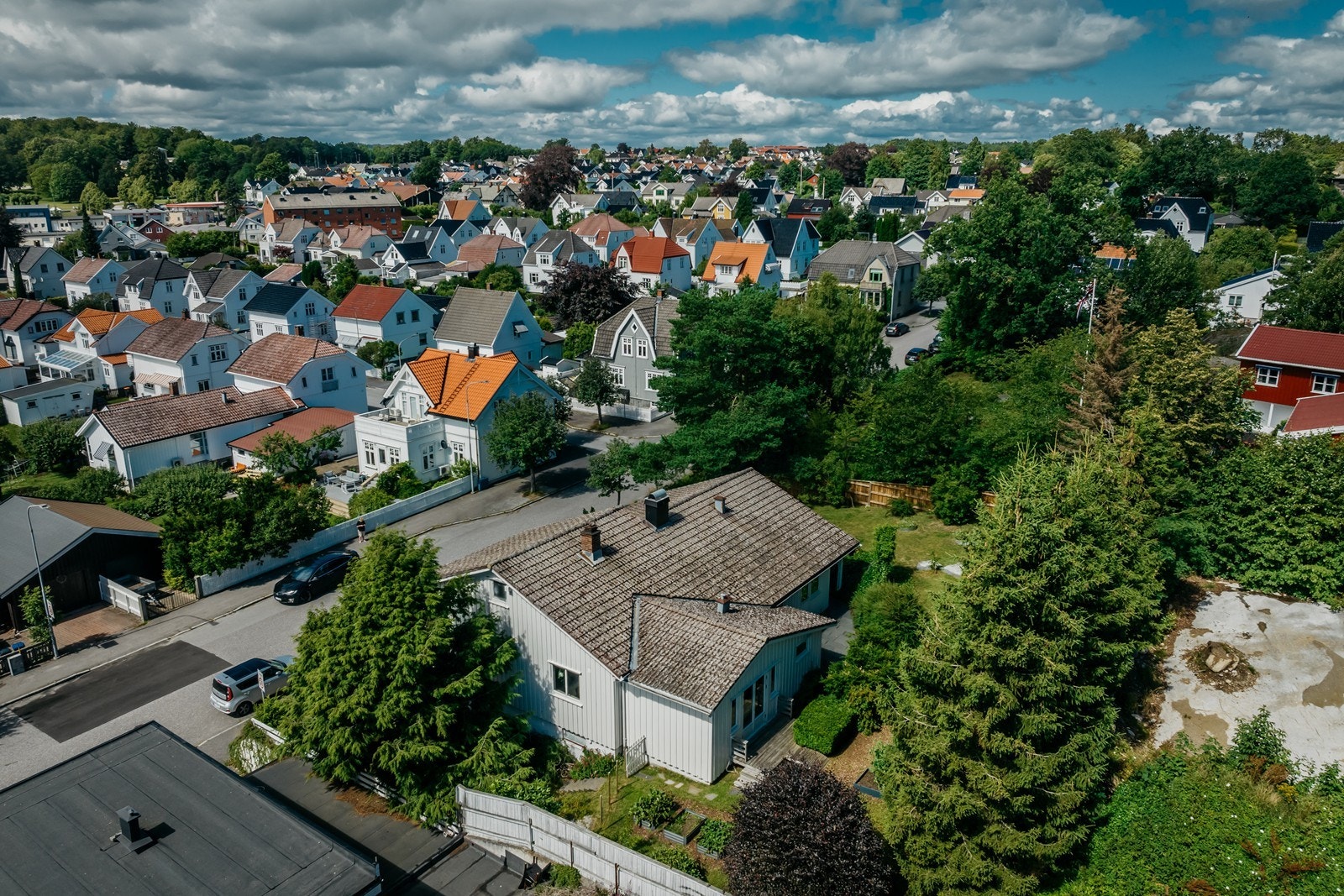 Eiendommen har en stor og fin hage Galleribilde