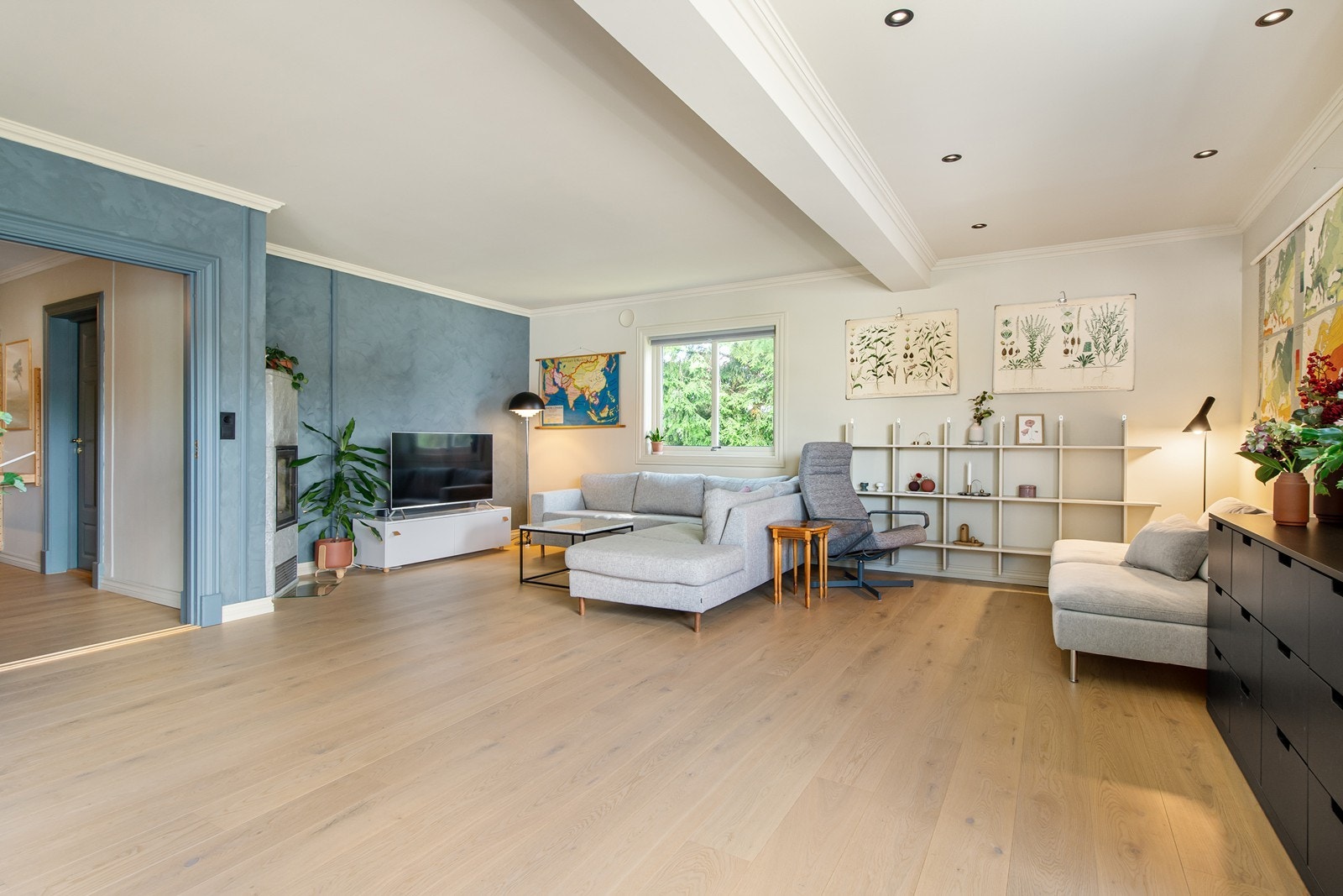 Romslig stue som nylig er oppusset Galleribilde