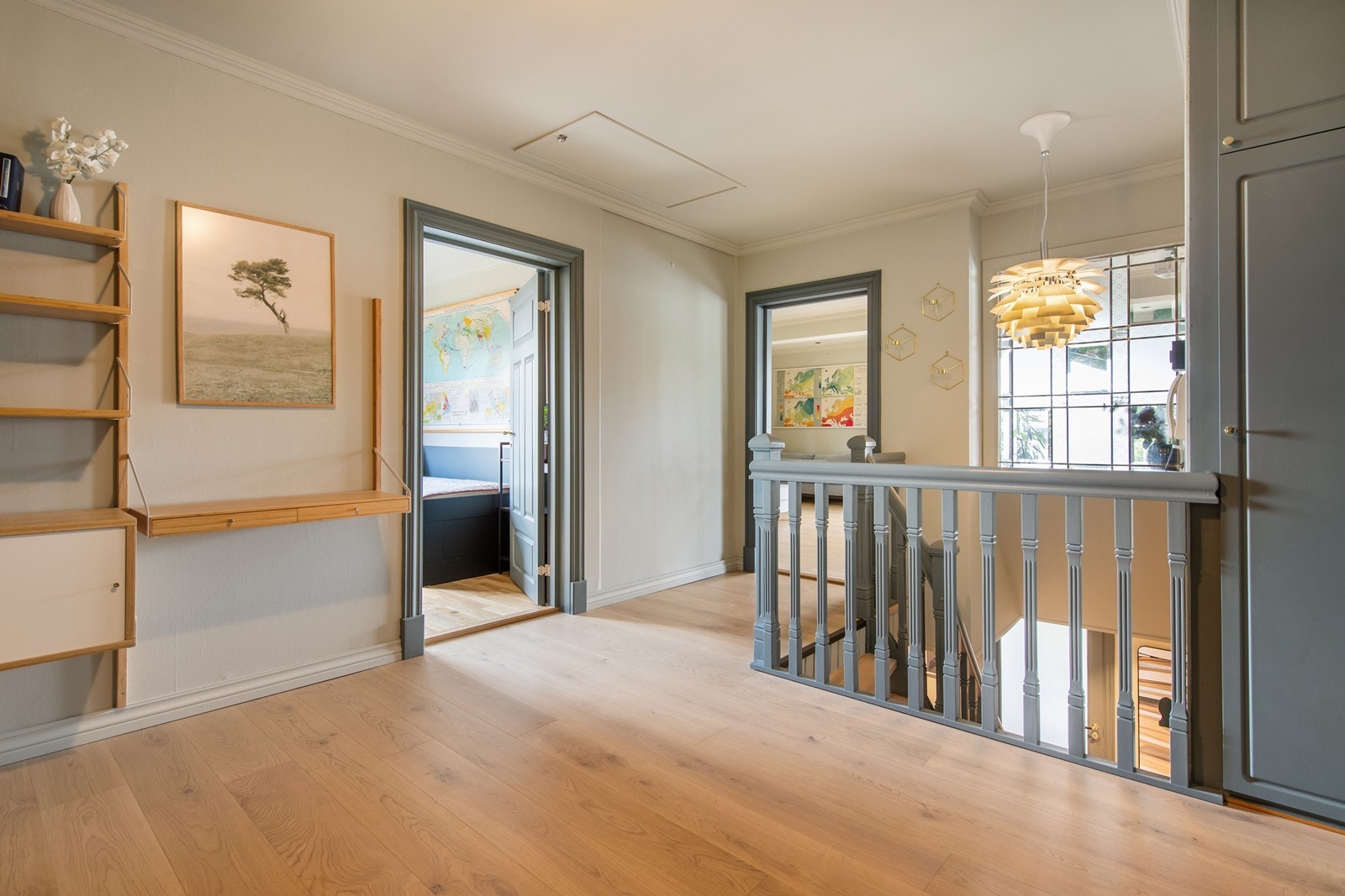 I andre etasje ligger det en stor hall der du kan sette opp en lesekrok eller kontor Galleribilde