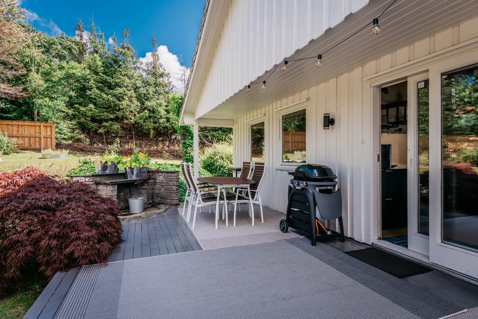 Med utgang fra kjøkkenet blir det en lek å grille Galleribilde