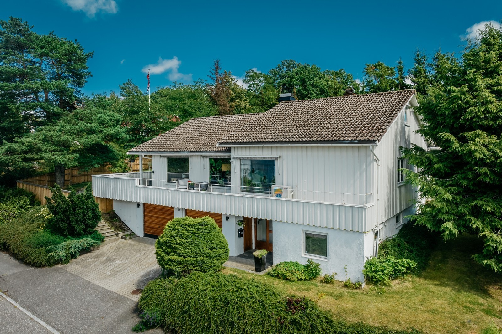 Flott enebolig med dobbel garasje og usjenert hage Galleribilde