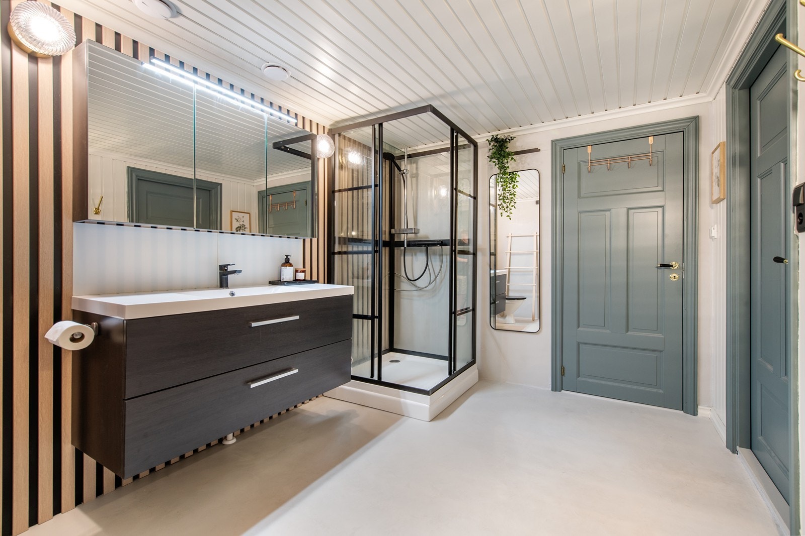 Det er god oppbevaringsplass med skuffer i servant og skap bak speilene Galleribilde