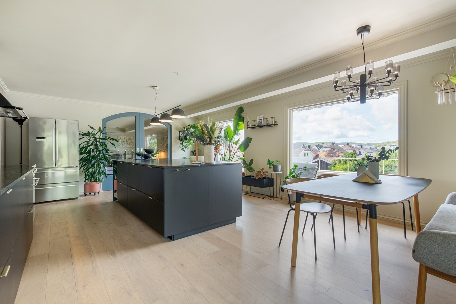 Lekkert kjøkken med stor kjøkkenøy og spiseplass Galleribilde