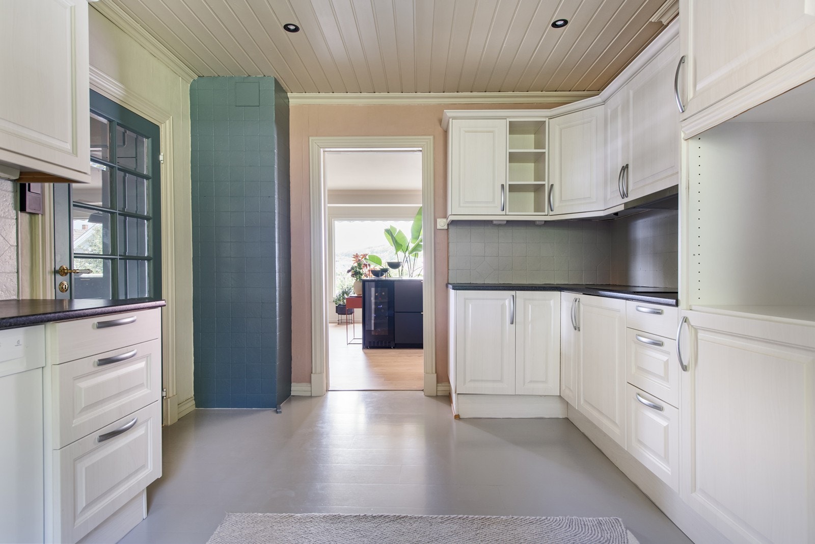 Tidligere kjøkkenrom, hvor kjøkken er bevart. Kan benyttes som grøvkjøkken men rommet har flere bruksmuligheter. Galleribilde