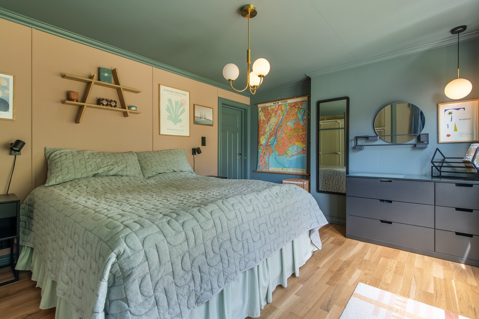 Fra dette vakre soverommet kan du gå rett ut til kjøkkenhagen Galleribilde