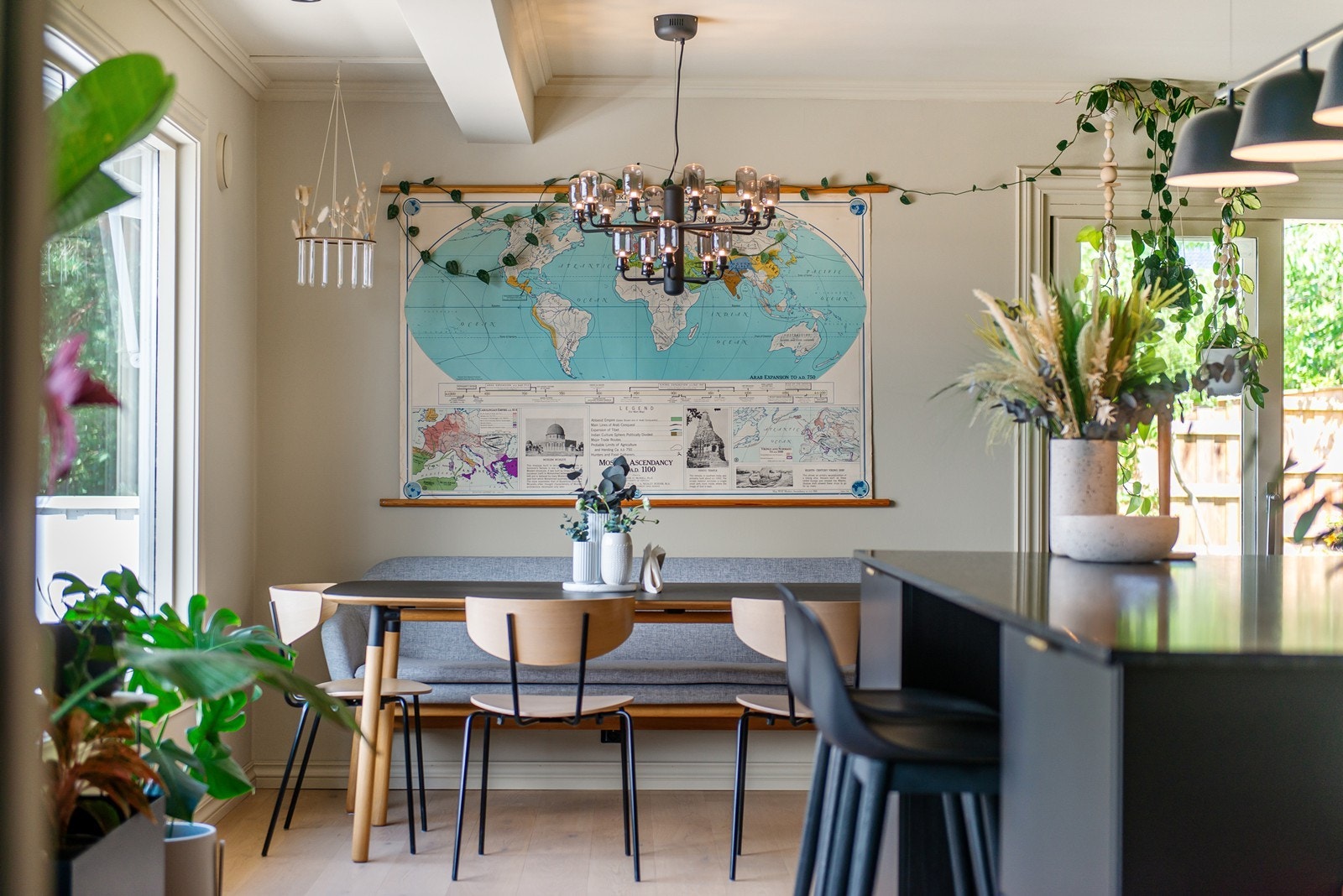 Fin spiseplass på kjøkken, samt praktisk kaffeplass på kjøkkenøy. Galleribilde