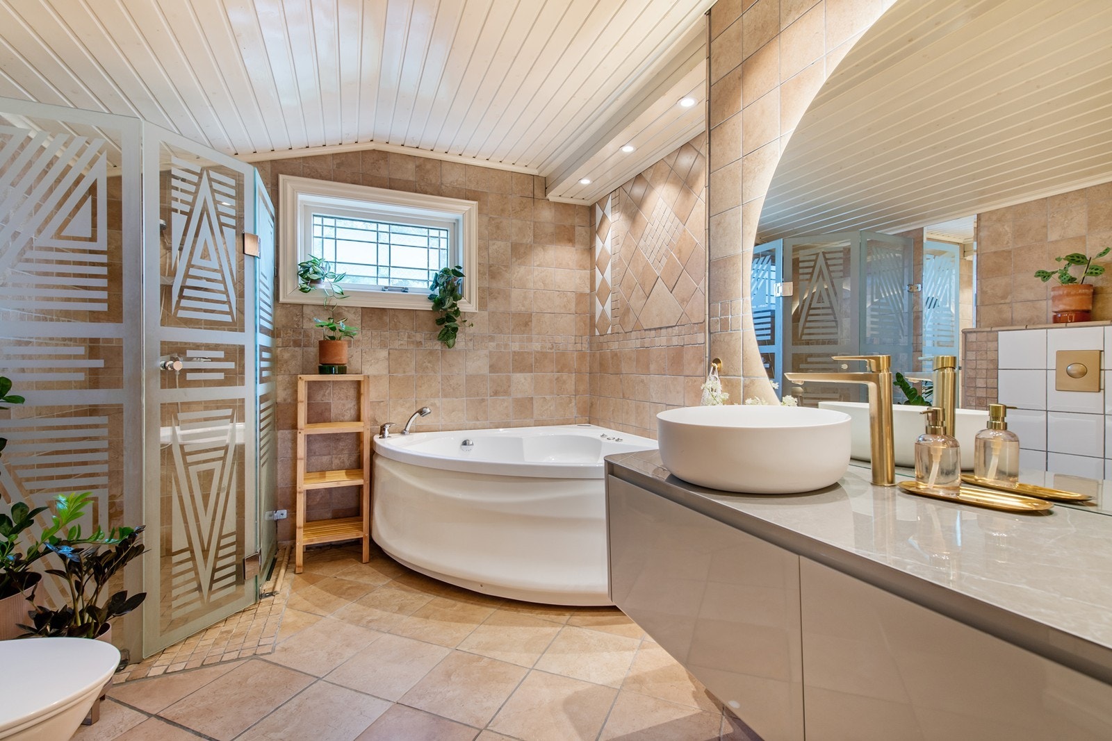 Flott bad i 2 etasje, her har du både dusj og badekar Galleribilde