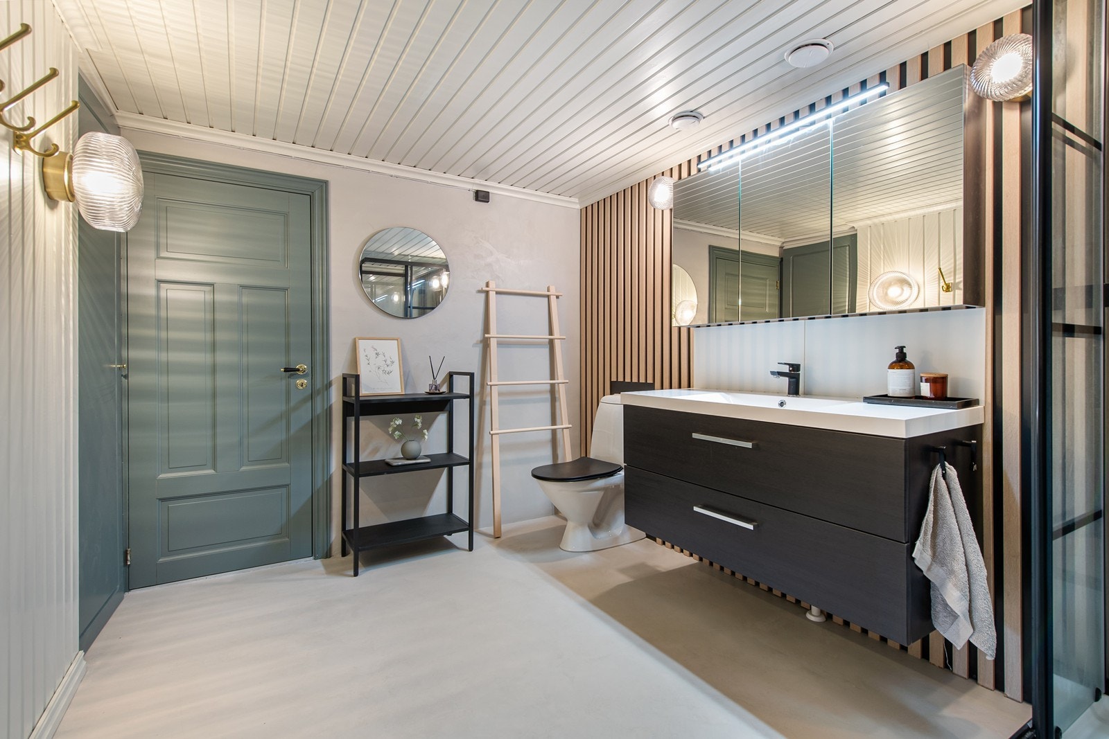 Fra badet kommer du inn til en bod og vaskerom Galleribilde