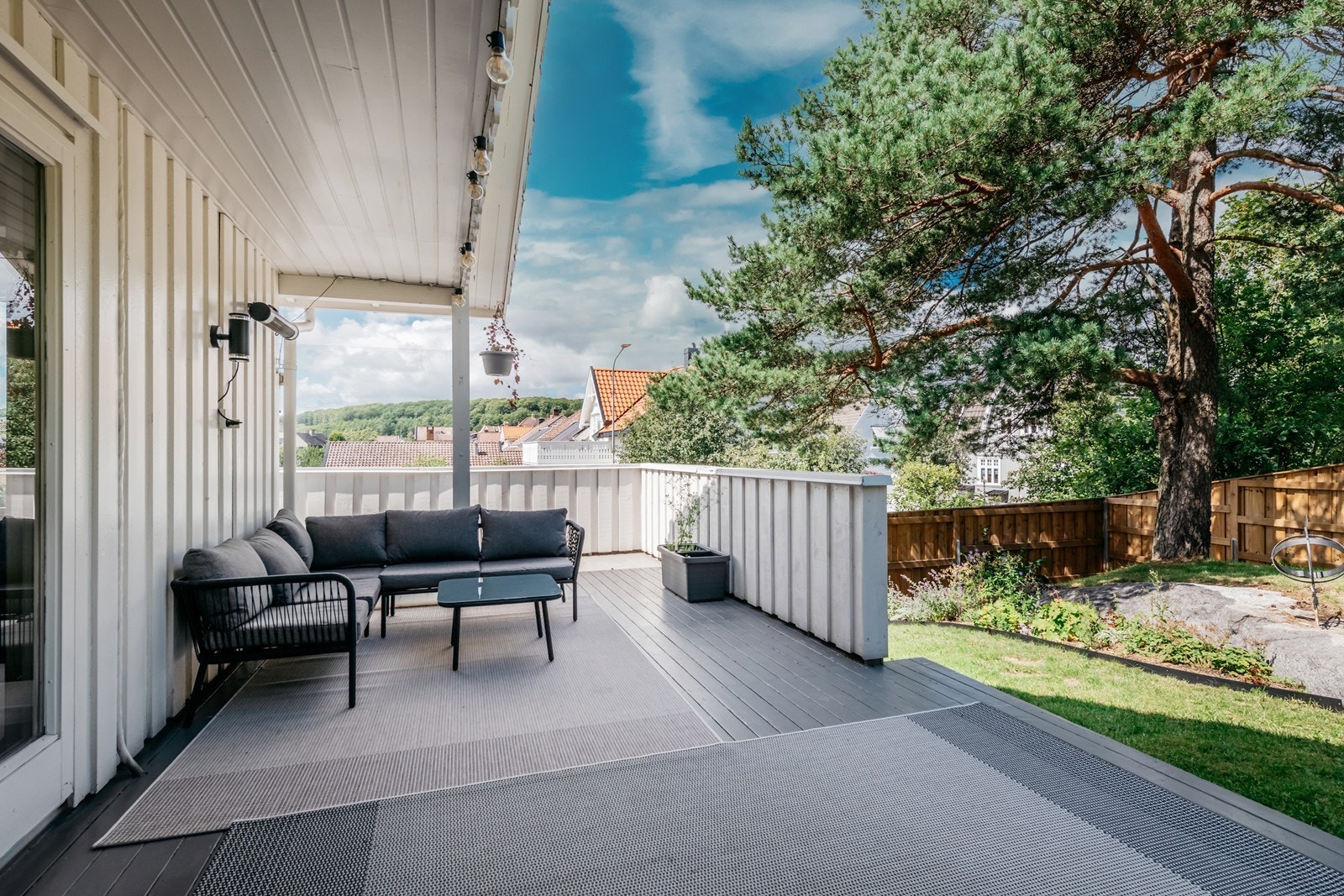 Eiendommen har en god terrasse med mulighet for flere sittegrupper Galleribilde