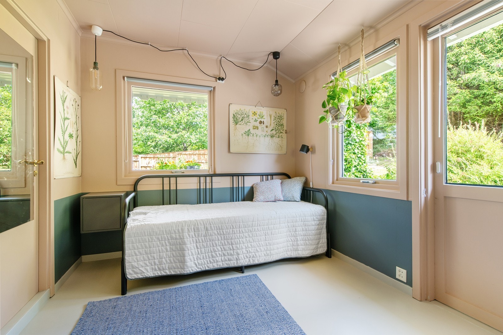 Soverom med fint utsyn over hagen Galleribilde