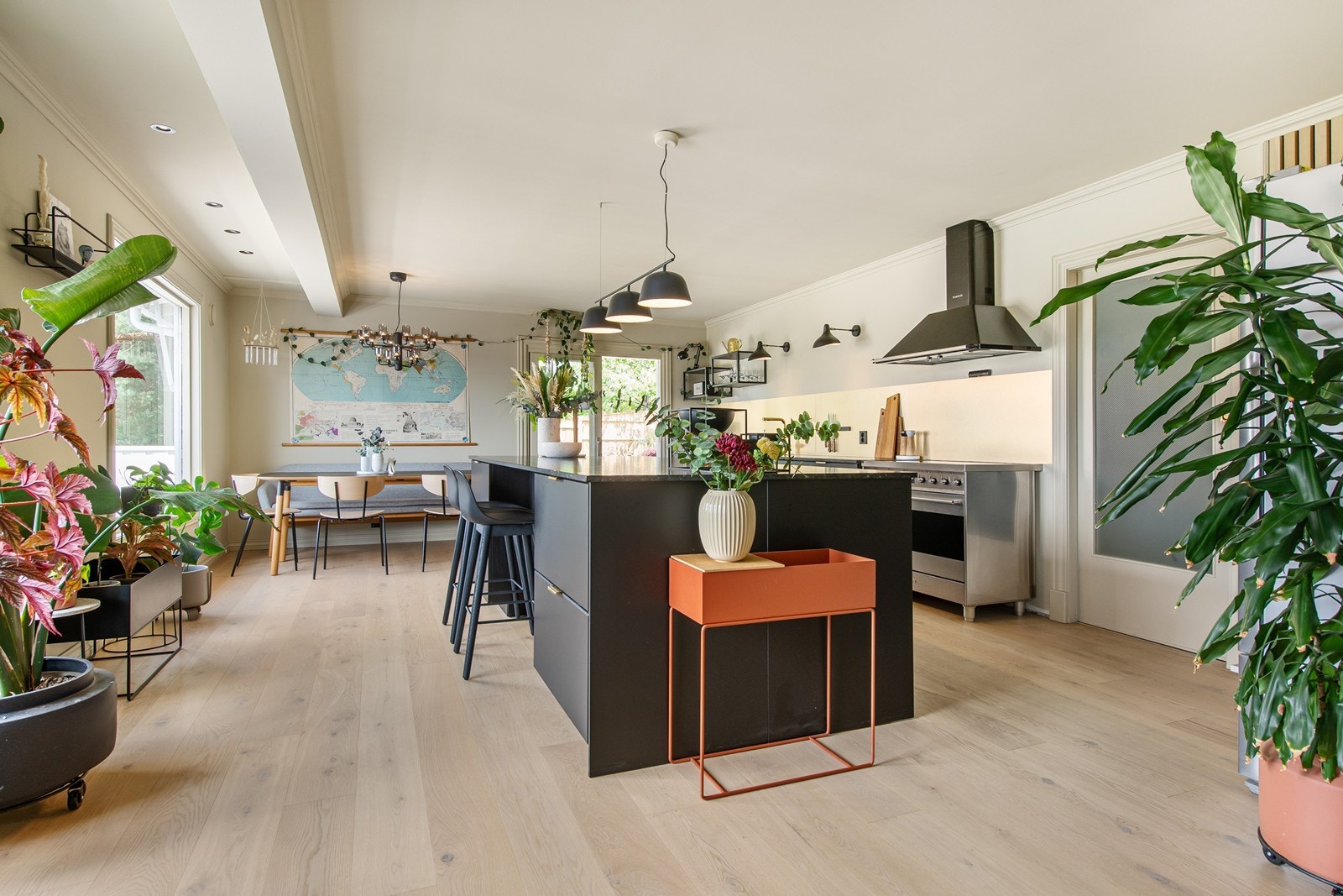 Flott nytt kjøkken med god plass. Her kan du svinge deg rundt under
middagslagingen. Galleribilde